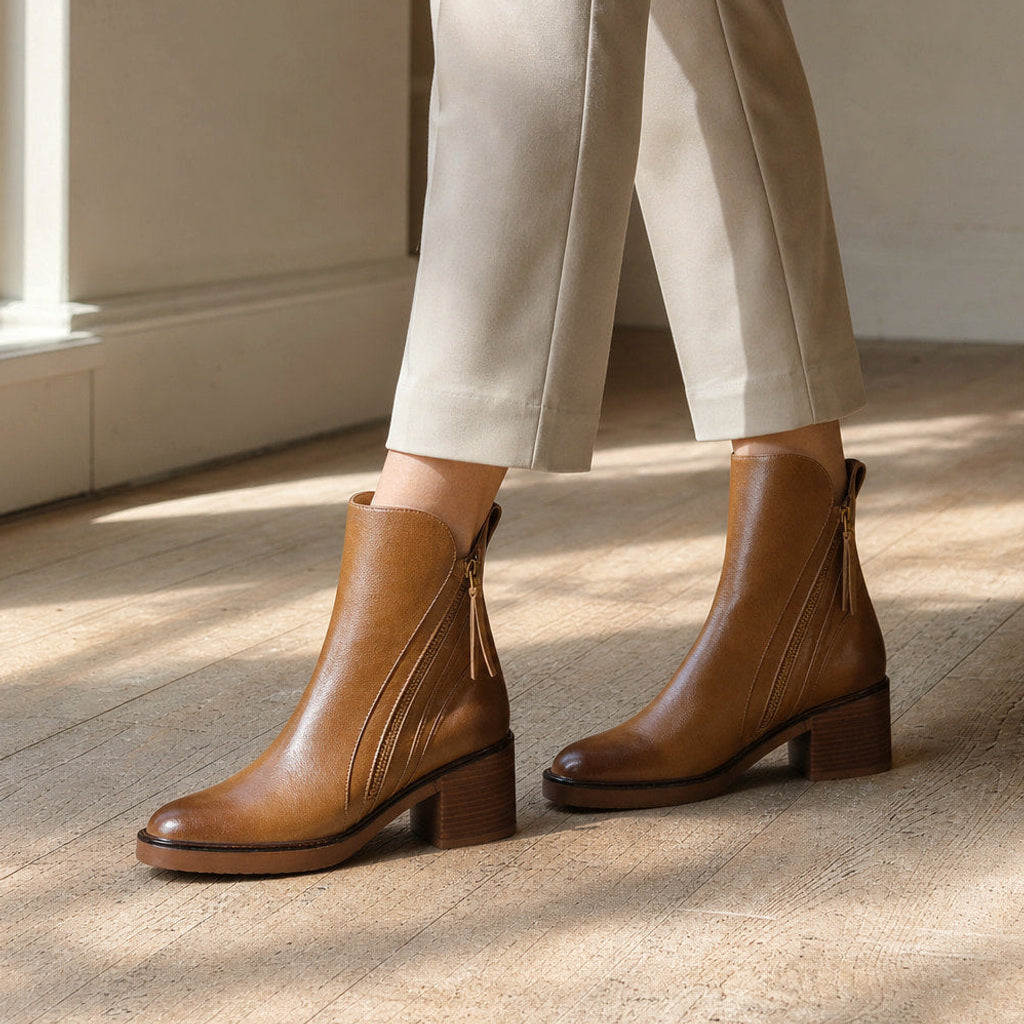 Heilwig | Chelsea Boots aus Leder mit Blockabsatz – Gestyltes Editorial-Foto