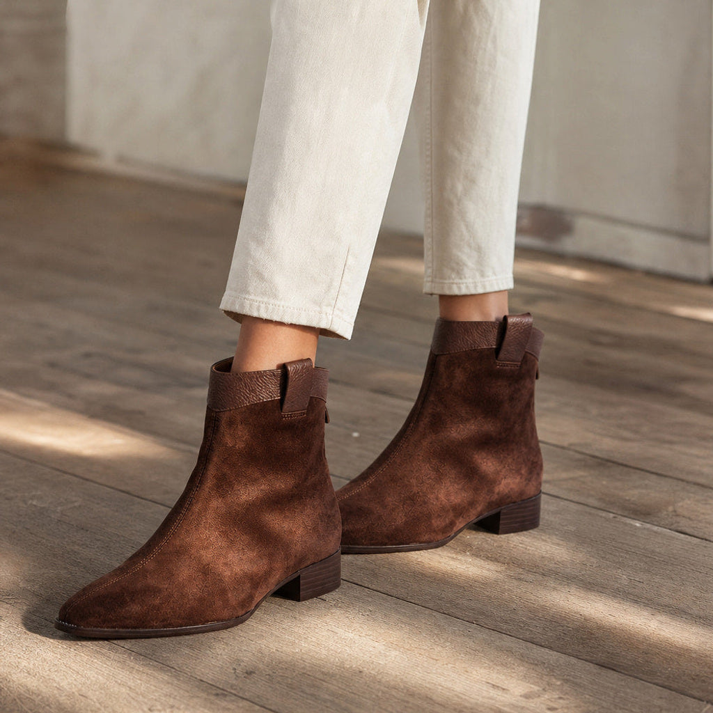 Heinrike | Chelsea Boots aus Wildleder mit spitzer Kappe – Gestyltes Editorial-Foto