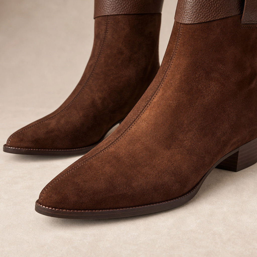 Heinrike | Chelsea Boots aus Wildleder mit spitzer Kappe Braun – Stoff- und Detailaufnahme