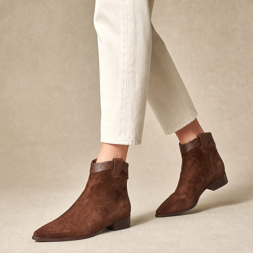 Heinrike | Chelsea Boots aus Wildleder mit spitzer Kappe Braun – Produktfoto