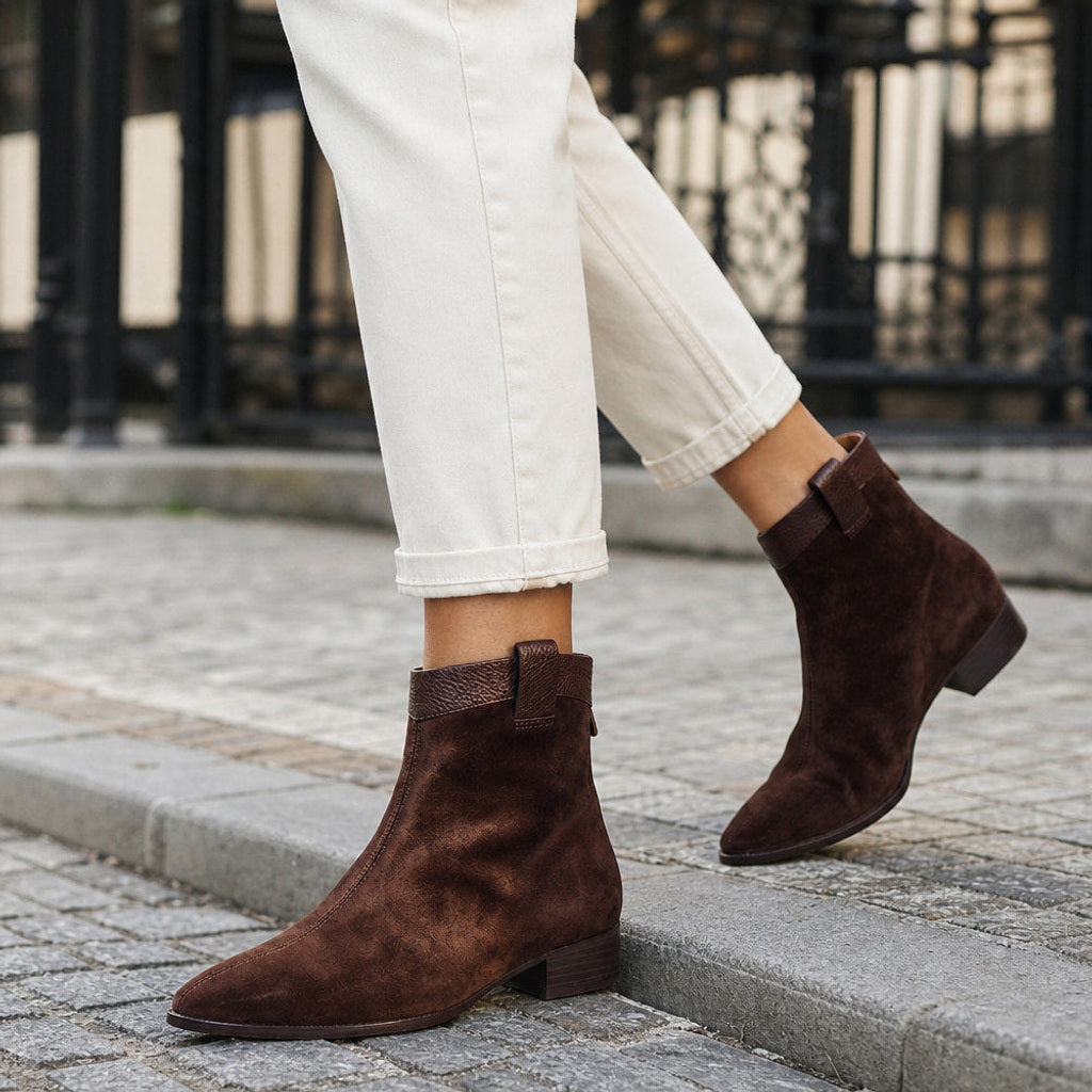 Heinrike | Chelsea Boots aus Wildleder mit spitzer Kappe Braun – Gestyltes Editorial-Foto
