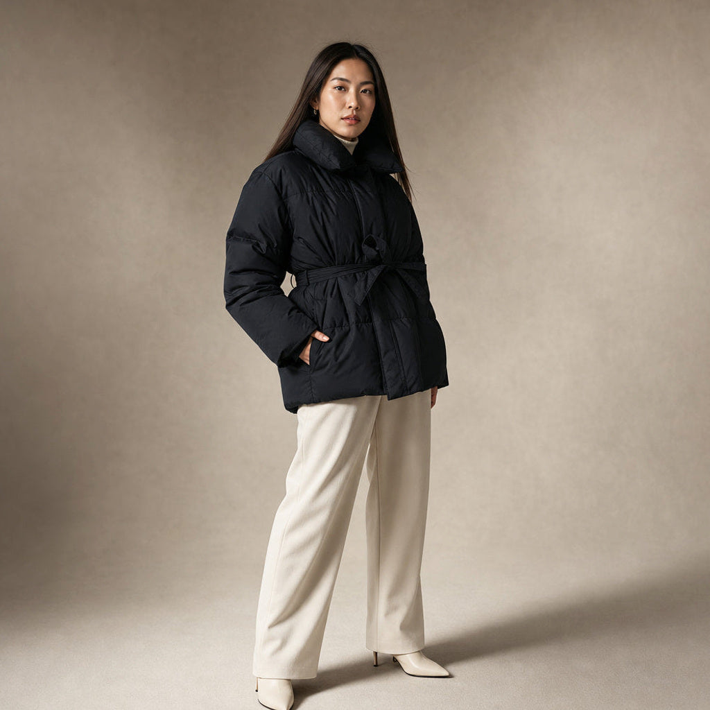 Helgunde | Steppjacke mit Taillengürtel und Stehkragen Schwarz – Seitenansicht