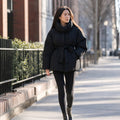 Helgunde | Steppjacke mit Taillengürtel und Stehkragen Schwarz – Gestyltes Editorial-Foto