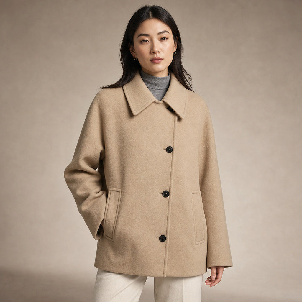 Heltrud | Kurzmantel mit Revers in Wollmischung in Braun – Premium Editorial