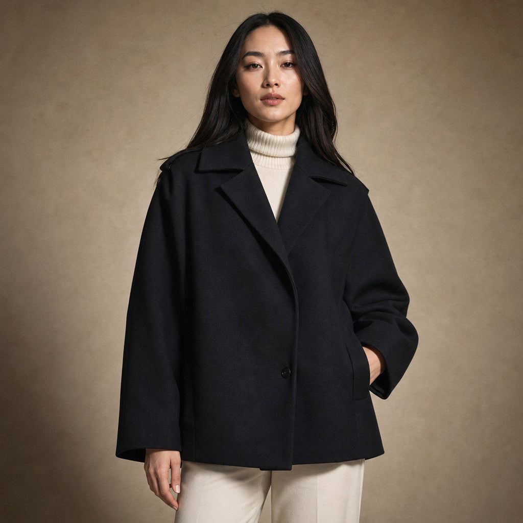 Heltrud | Kurzmantel mit Revers in Wollmischung in Schwarz – Premium Editorial