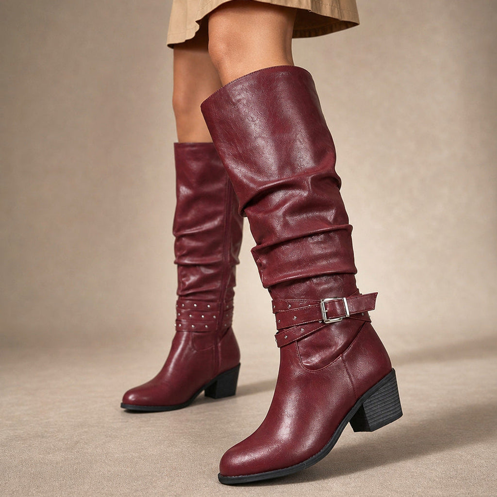 Herbertine | Overknee Stiefel mit Nietenschnalle Rot – Produktfoto