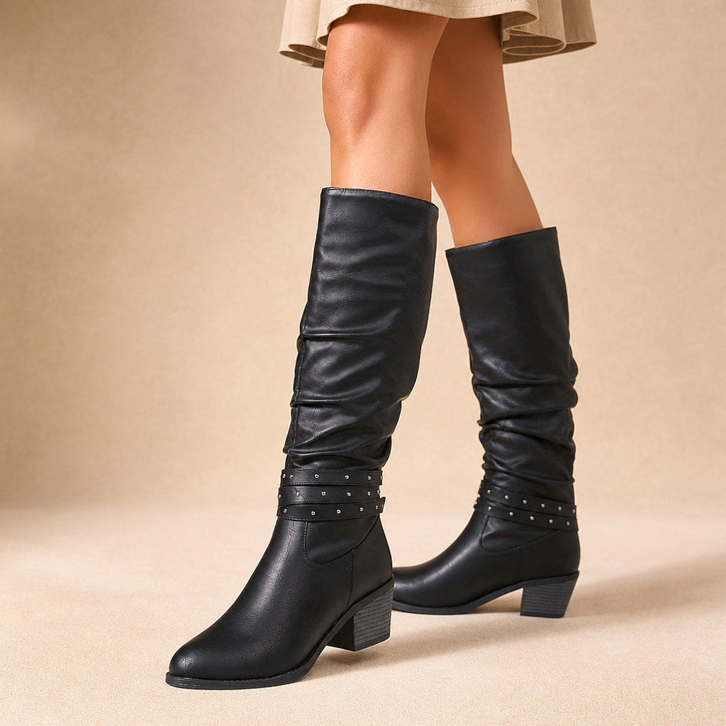 Herbertine | Overknee Stiefel mit Nietenschnalle in Schwarz – Premium Editorial