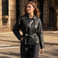Herlind | Kunstlederjacke mit Gürtel Schwarz Schwarz – Gestyltes Editorial-Foto