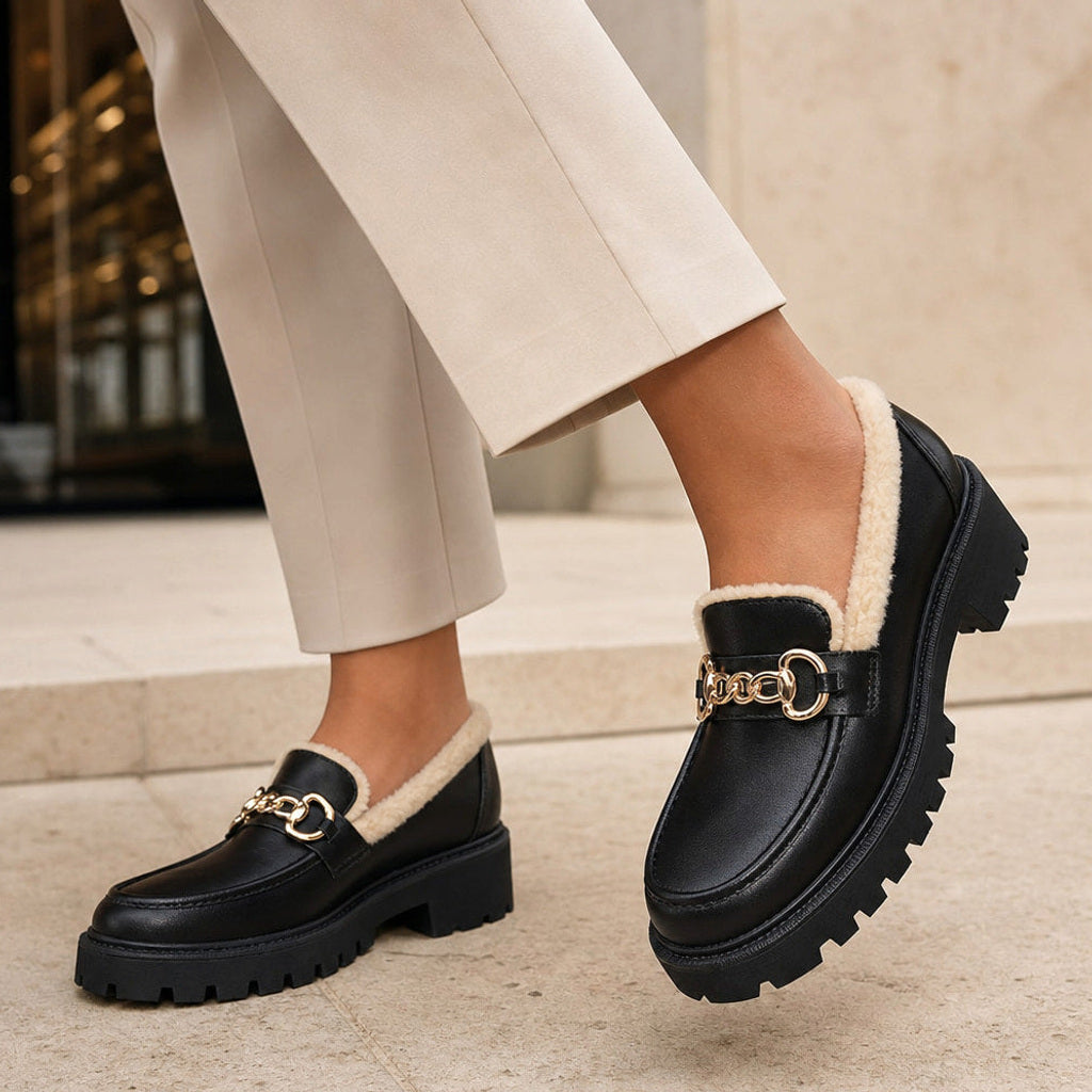Herlinde | Plateau-Loafer mit Fleecefutter und Kettensteg Schwarz / Gold – Gesamtlook