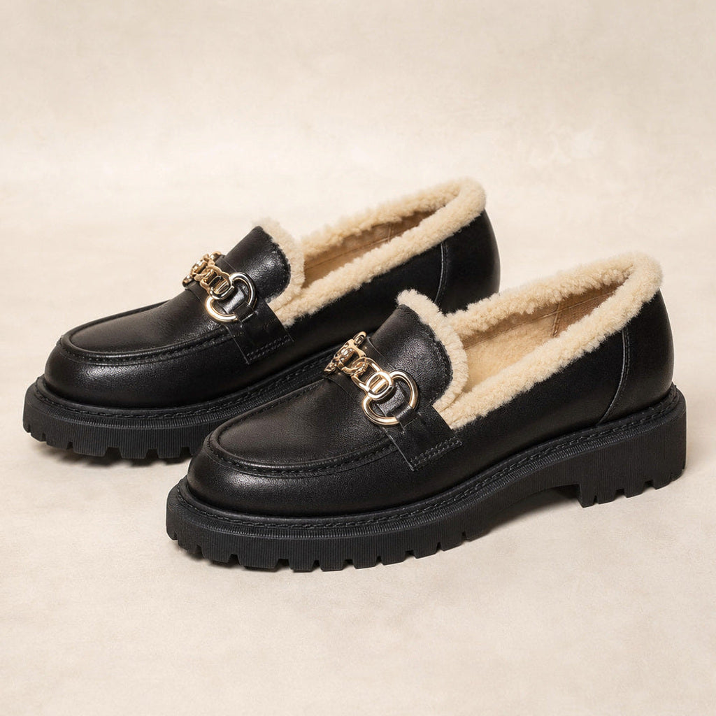 Herlinde | Plateau-Loafer mit Fleecefutter und Kettensteg in Schwarz / Gold – Premium Editorial