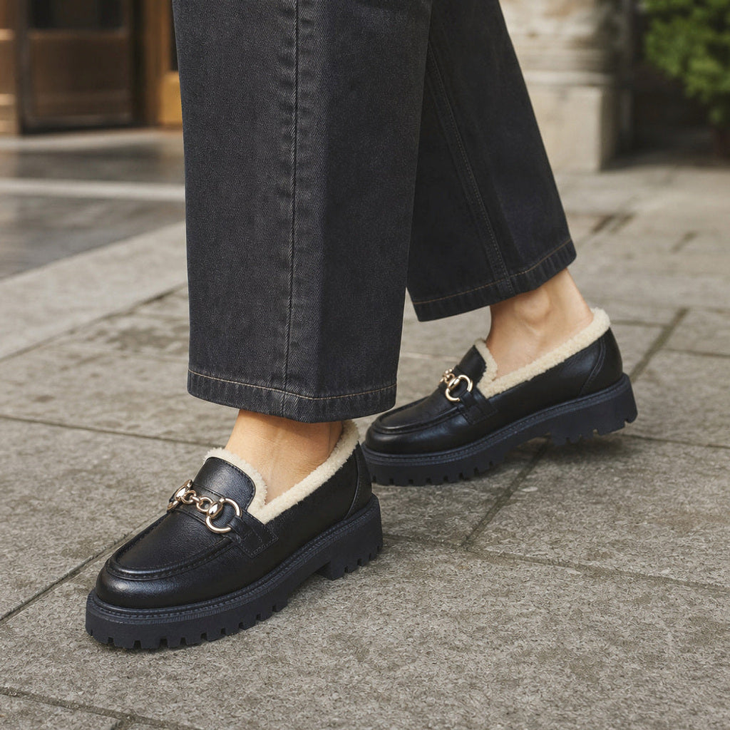Herlinde | Plateau-Loafer mit Fleecefutter und Kettensteg Schwarz / Gold – Gestyltes Editorial-Foto