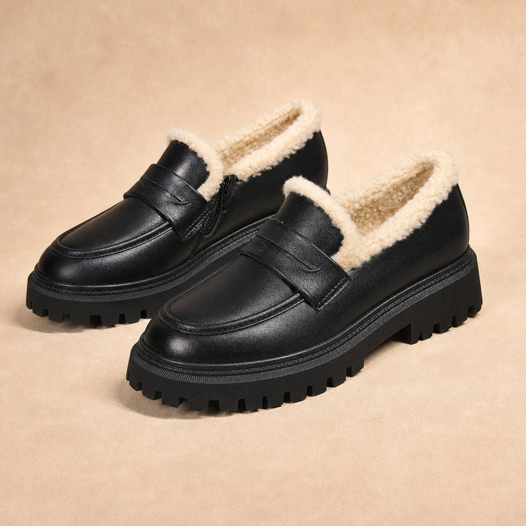 Herlinde | Plateau-Loafer mit Fleecefutter und Kettensteg in Schwarz – Premium Editorial