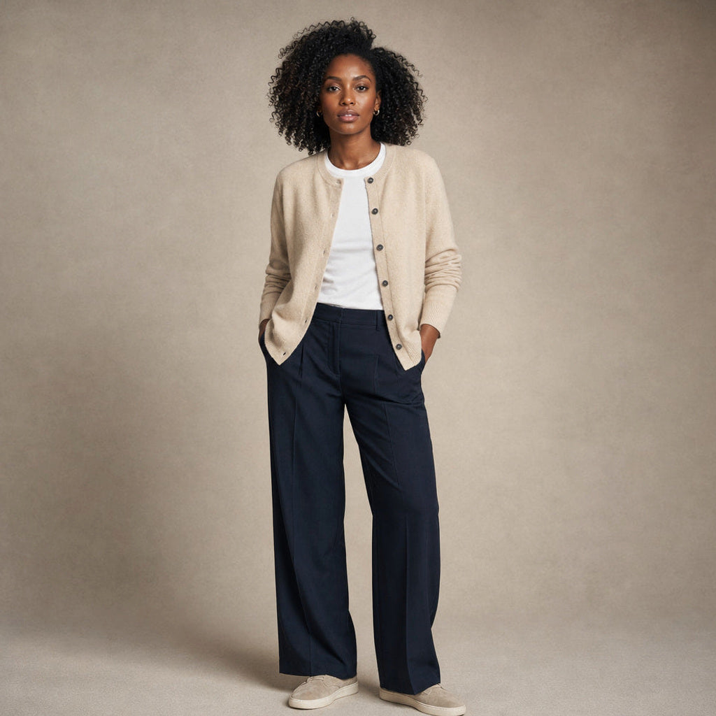 Hildeburgis | Strickjacke mit Knopfleiste und Rundhals in Beige – Premium Editorial