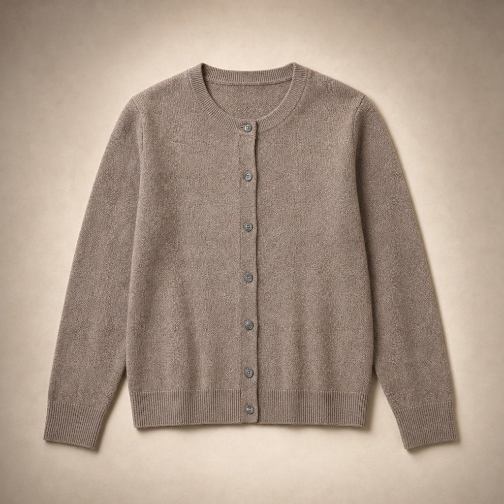 Hildeburgis | Strickjacke mit Knopfleiste und Rundhals Braun – Produktfoto