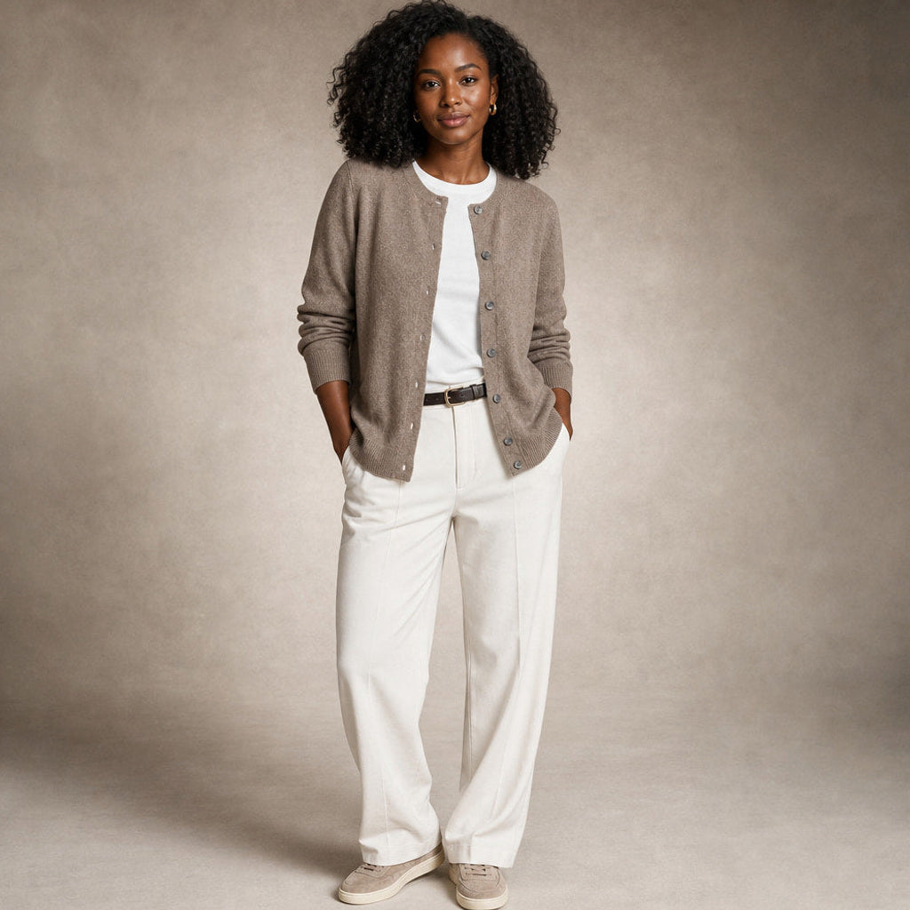 Hildeburgis | Strickjacke mit Knopfleiste und Rundhals in Braun – Premium Editorial