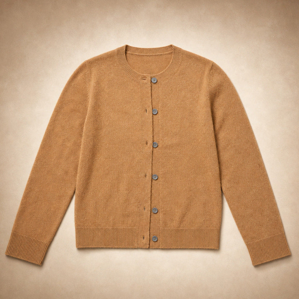 Hildeburgis | Strickjacke mit Knopfleiste und Rundhals Camel – Produktfoto