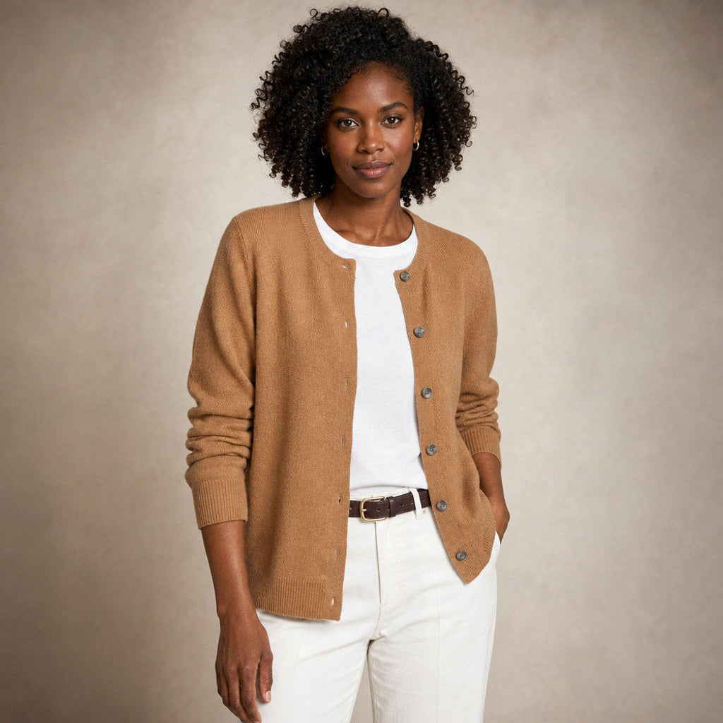 Hildeburgis | Strickjacke mit Knopfleiste und Rundhals in Camel – Premium Editorial
