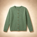 Hildeburgis | Strickjacke mit Knopfleiste und Rundhals Grün – Produktfoto