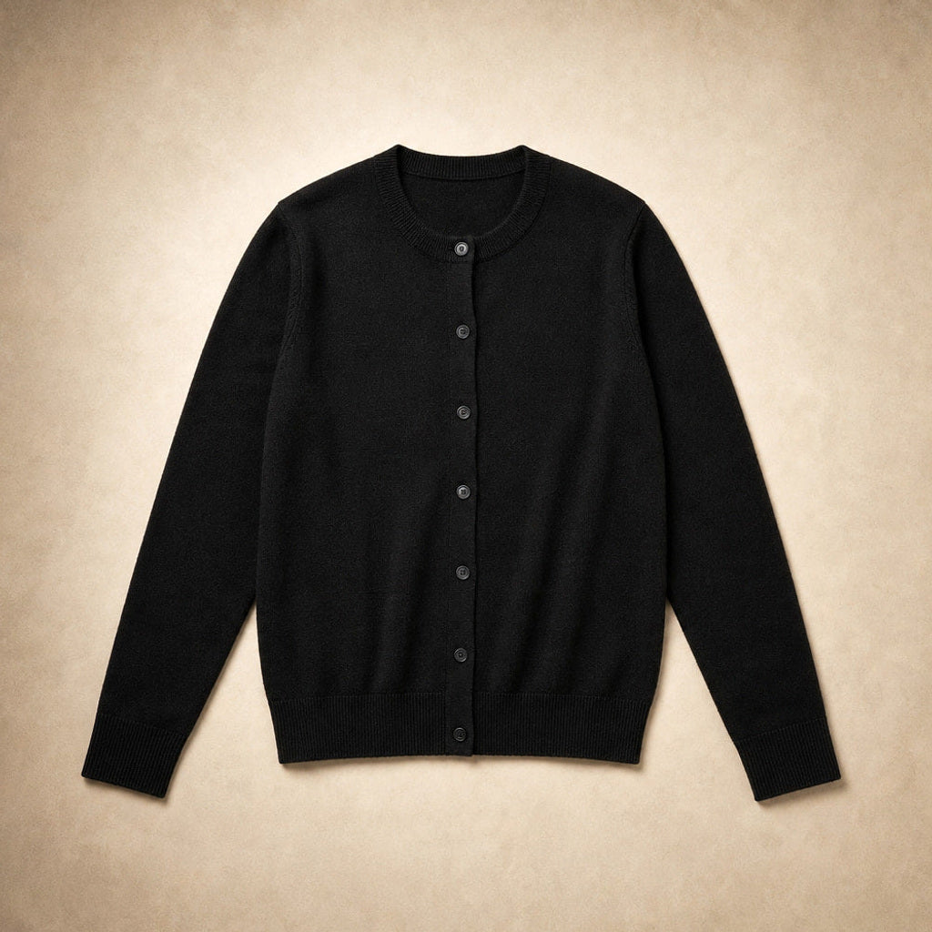 Hildeburgis | Strickjacke mit Knopfleiste und Rundhals Schwarz – Produktfoto