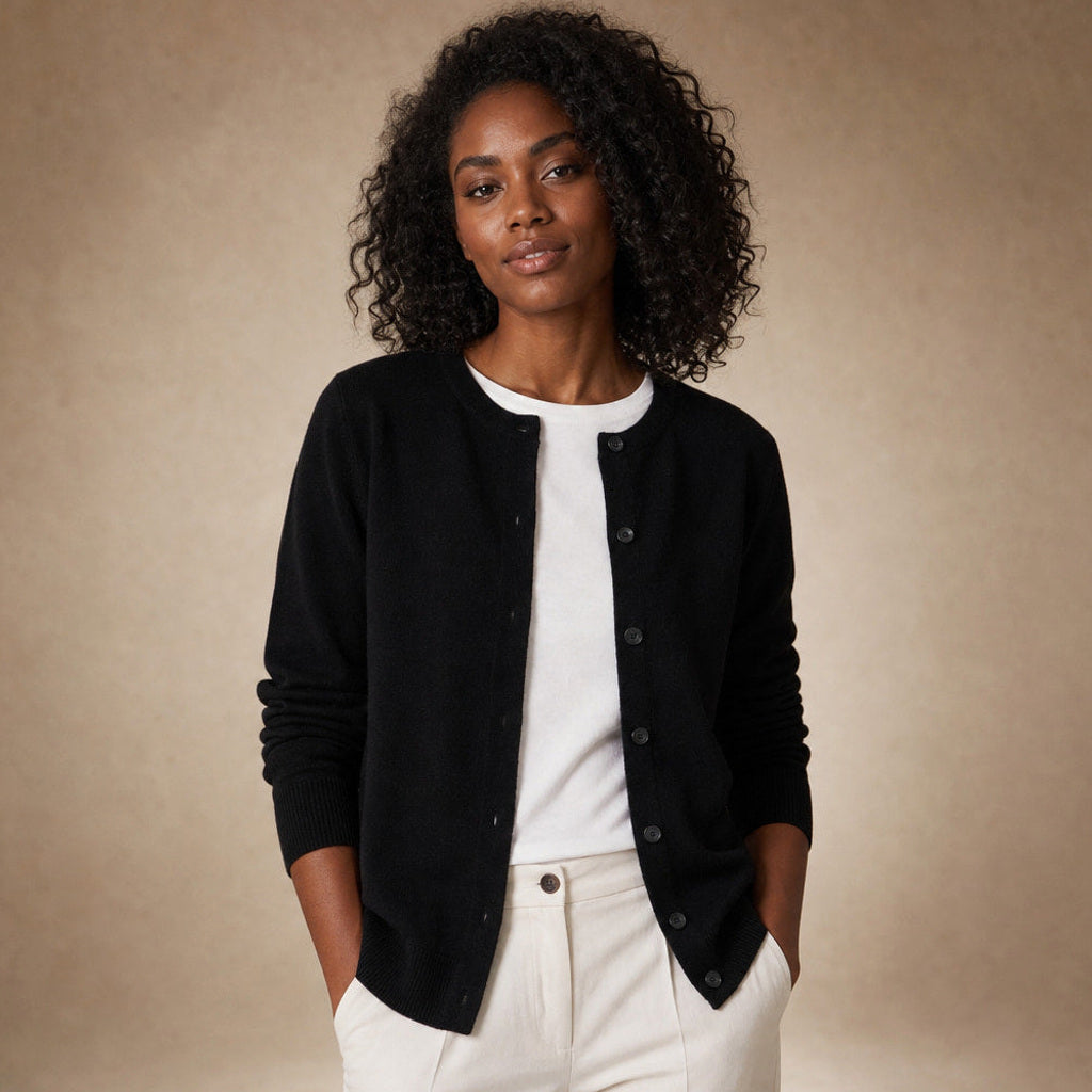 Hildeburgis | Strickjacke mit Knopfleiste und Rundhals in Schwarz – Premium Editorial