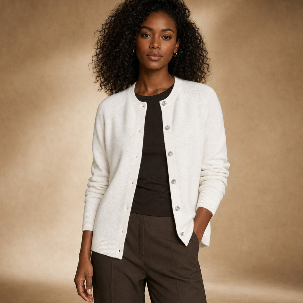 Hildeburgis | Strickjacke mit Knopfleiste und Rundhals in Weiß – Premium Editorial