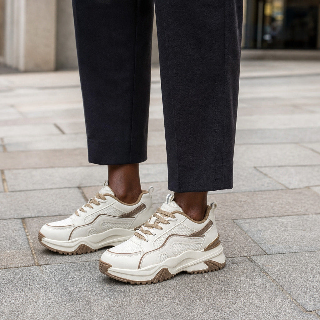 Hildelind | Plateau Sneaker mit Mesh-Einsätzen Creme – Gestyltes Editorial-Foto