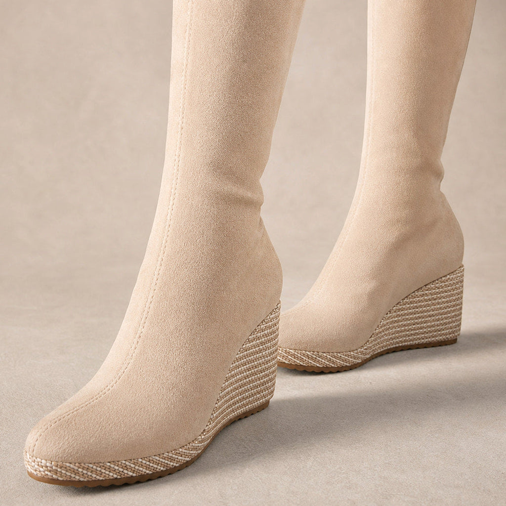 Hildlinde | Overknee Stiefel mit Stretchschaft und Keilplateau Beige – Stoff- und Detailaufnahme