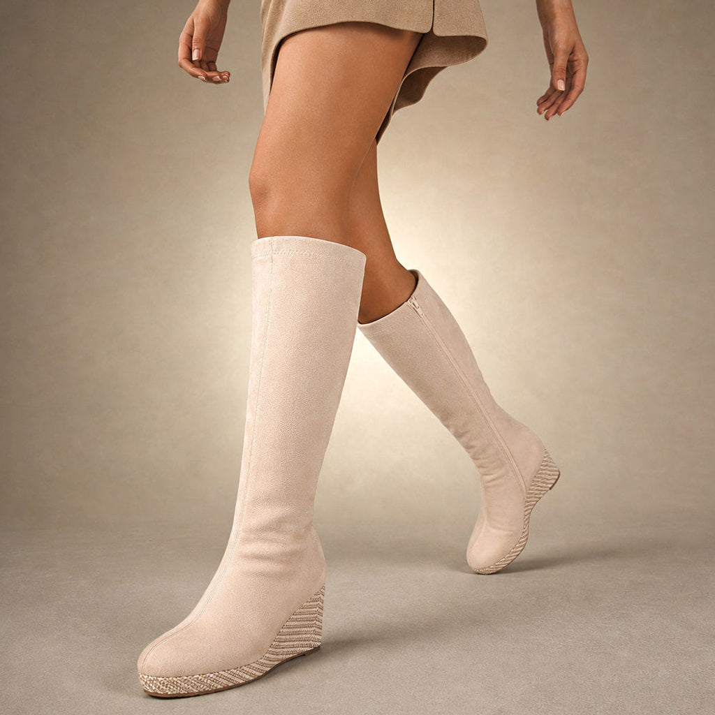 Hildlinde | Overknee Stiefel mit Stretchschaft und Keilplateau Beige – Produktfoto