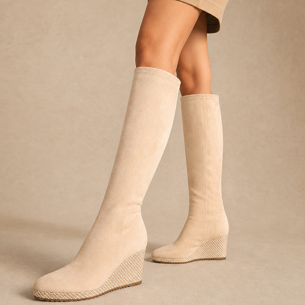 Hildlinde | Overknee Stiefel mit Stretchschaft und Keilplateau in Beige – Premium Editorial