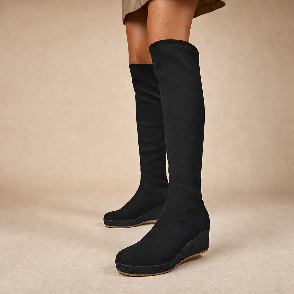 Hildlinde | Overknee Stiefel mit Stretchschaft und Keilplateau Schwarz – Produktfoto