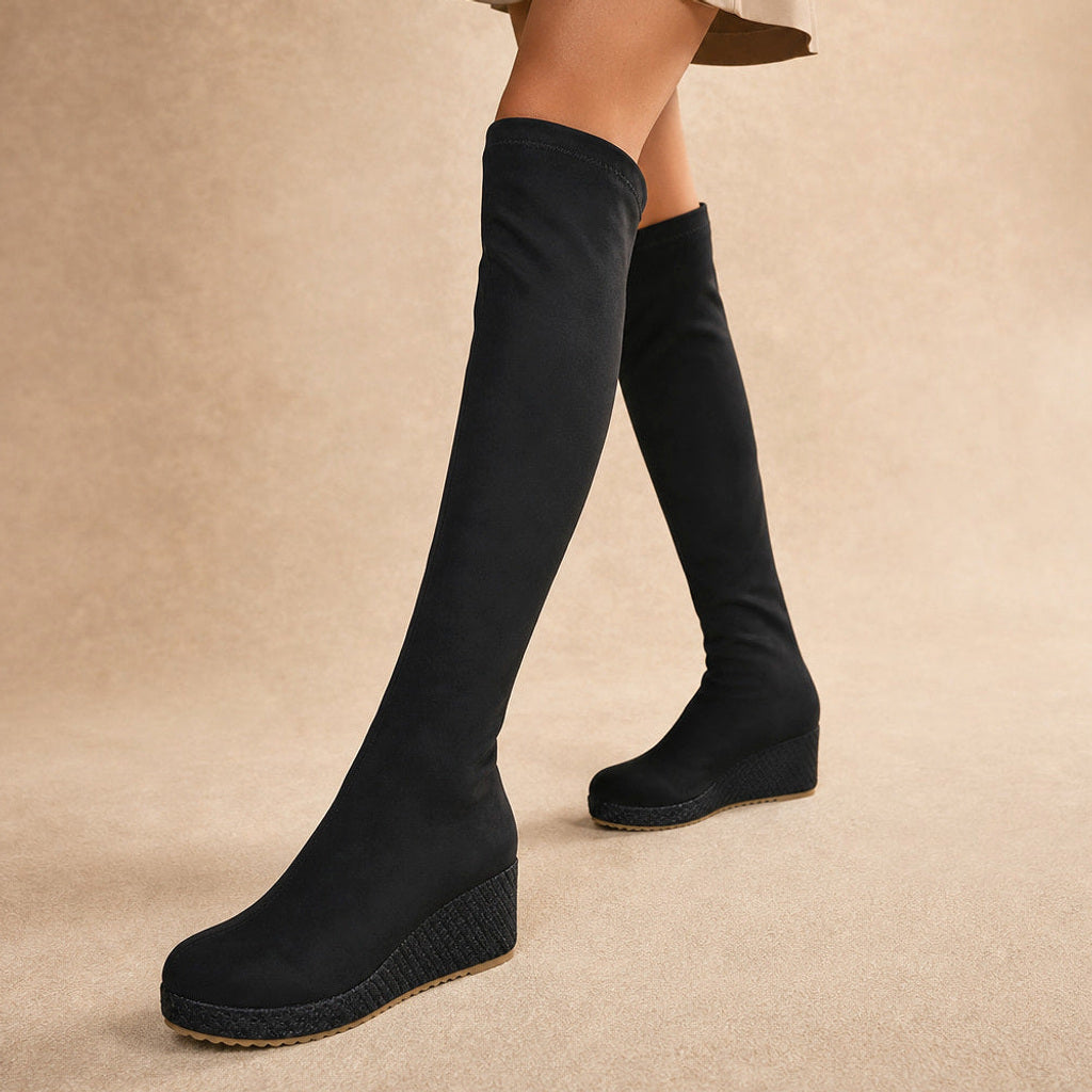 Hildlinde | Overknee Stiefel mit Stretchschaft und Keilplateau in Schwarz – Premium Editorial
