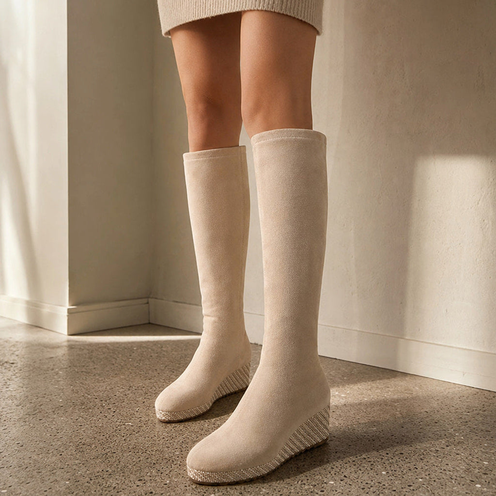 Hildlinde | Overknee Stiefel mit Stretchschaft und Keilplateau – Gestyltes Editorial-Foto