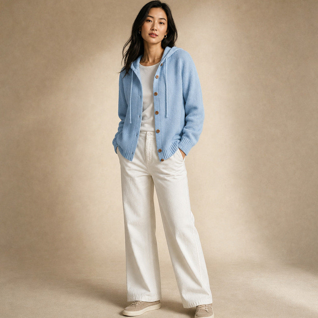 Hildtraud | Strickjacke mit Kapuze und Knopfleiste Blau – Seitenansicht