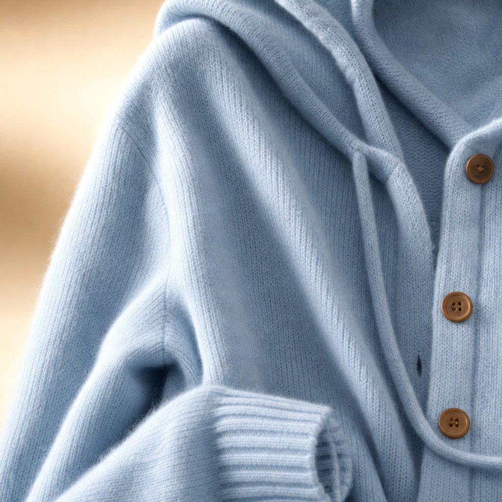 Hildtraud | Strickjacke mit Kapuze und Knopfleiste Blau – Stoff- und Detailaufnahme