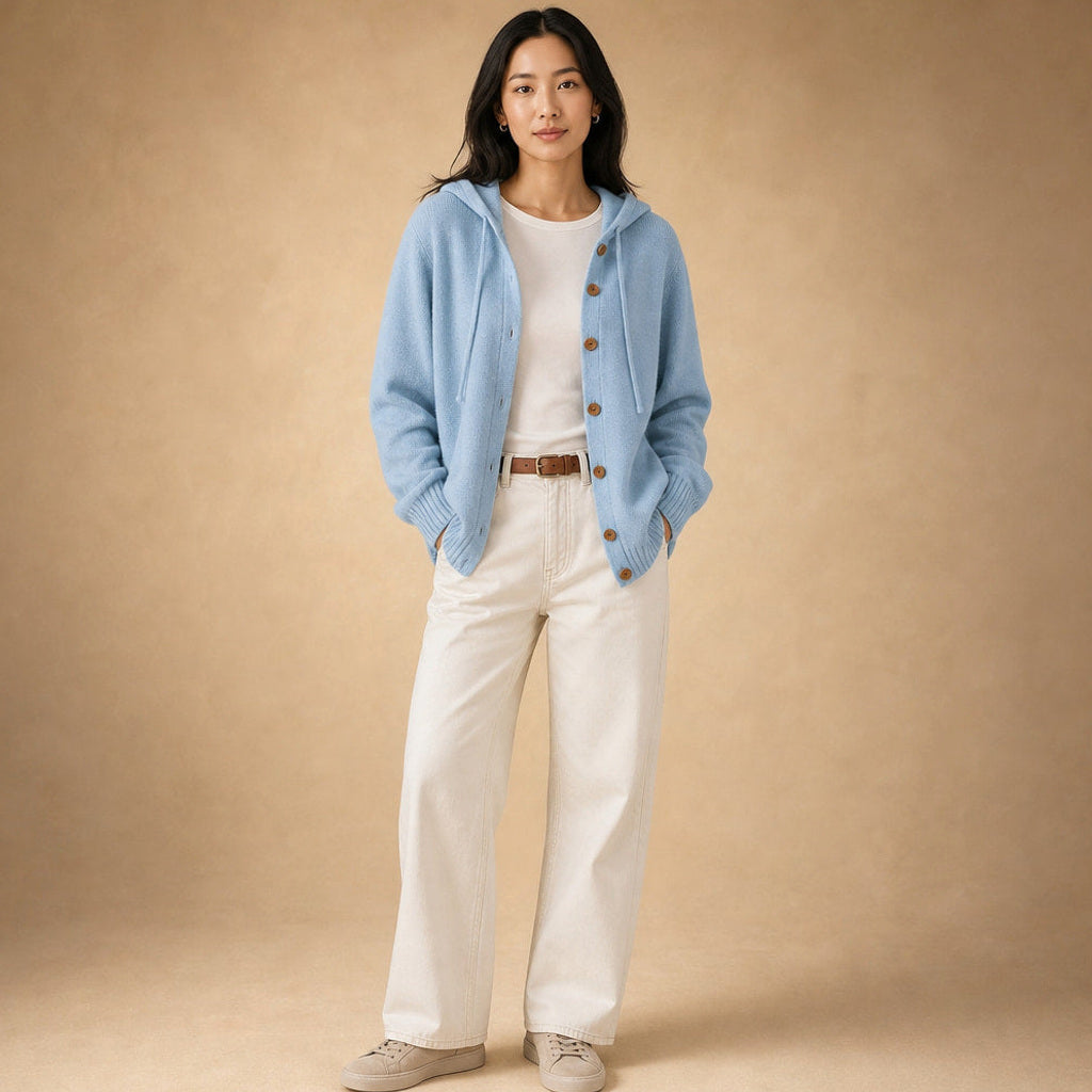 Hildtraud | Strickjacke mit Kapuze und Knopfleiste in Blau – Premium Editorial