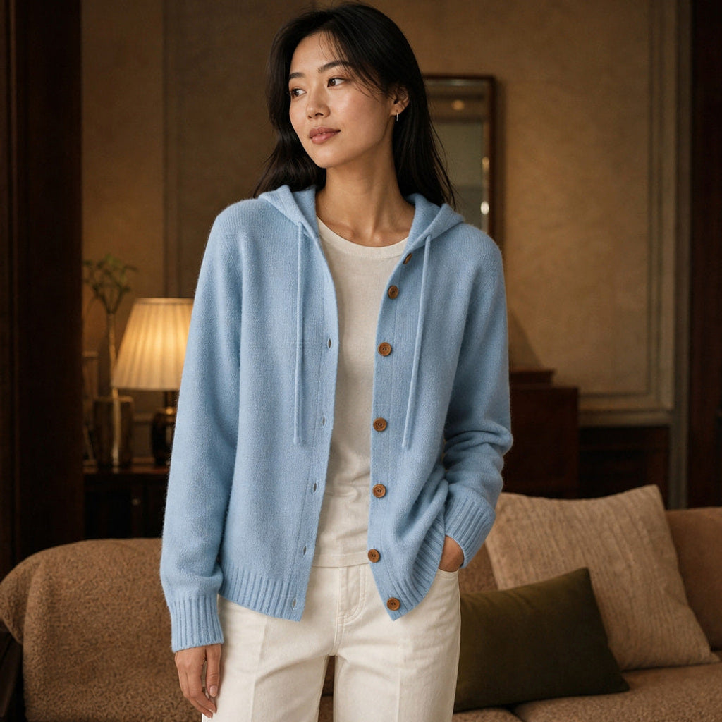 Hildtraud | Strickjacke mit Kapuze und Knopfleiste Blau – Gestyltes Editorial-Foto