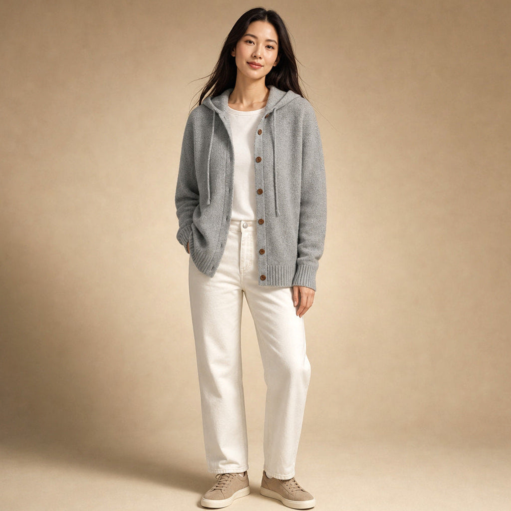 Hildtraud | Strickjacke mit Kapuze und Knopfleiste in Grau – Premium Editorial