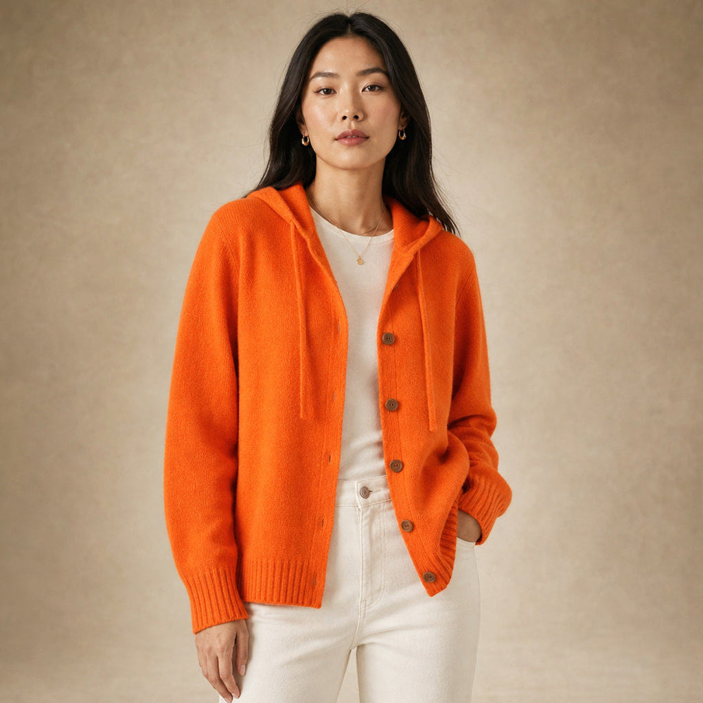 Hildtraud | Strickjacke mit Kapuze und Knopfleiste in Rot – Premium Editorial
