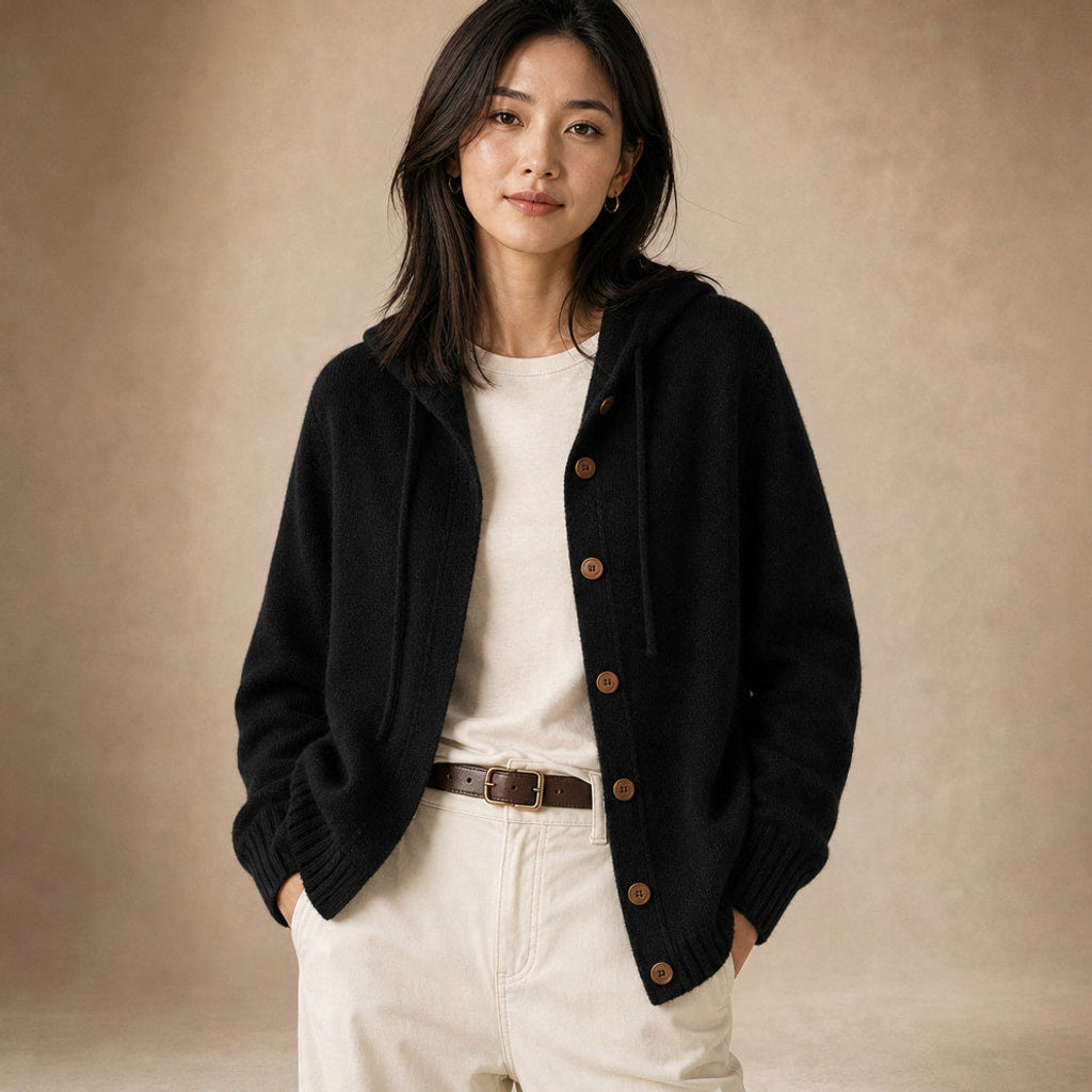 Hildtraud | Strickjacke mit Kapuze und Knopfleiste in Schwarz – Premium Editorial