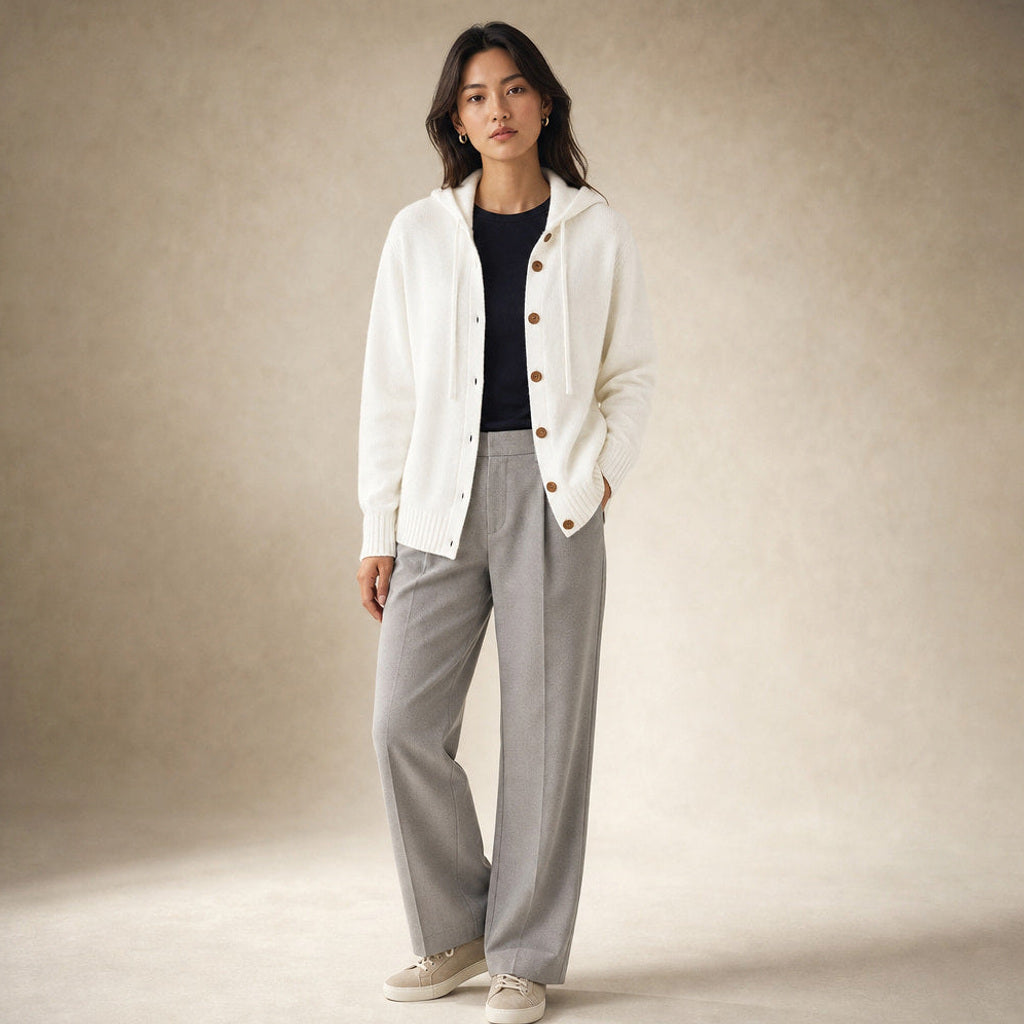 Hildtraud | Strickjacke mit Kapuze und Knopfleiste in Weiß – Premium Editorial