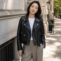 Hildtrud | Bikerjacke mit Schlangenprint Slim Fit Schwarz – Gestyltes Editorial-Foto