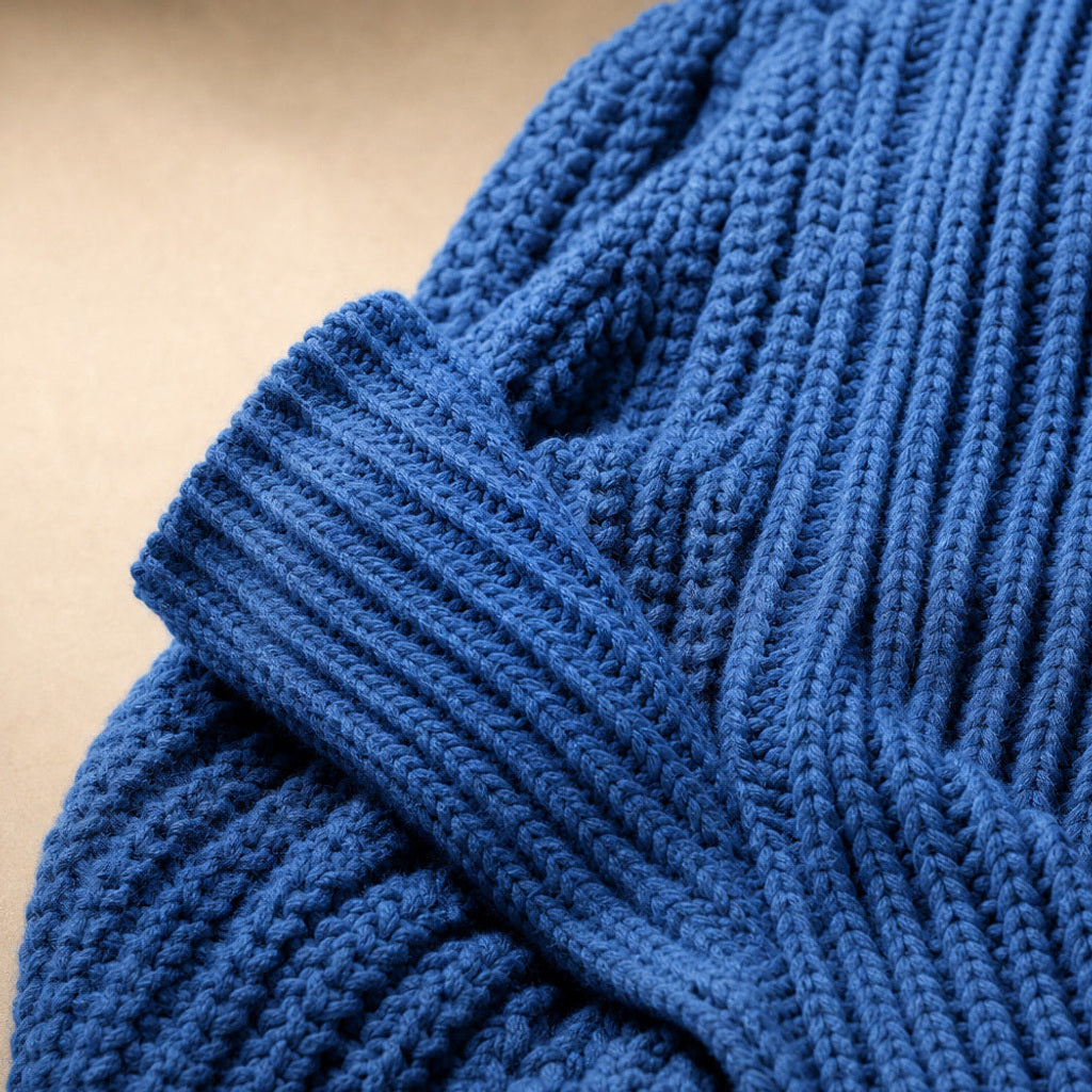 Hildwinde | Oversize-Strickjacke mit Seitenschlitzen Blau Blau – Stoff- und Detailaufnahme