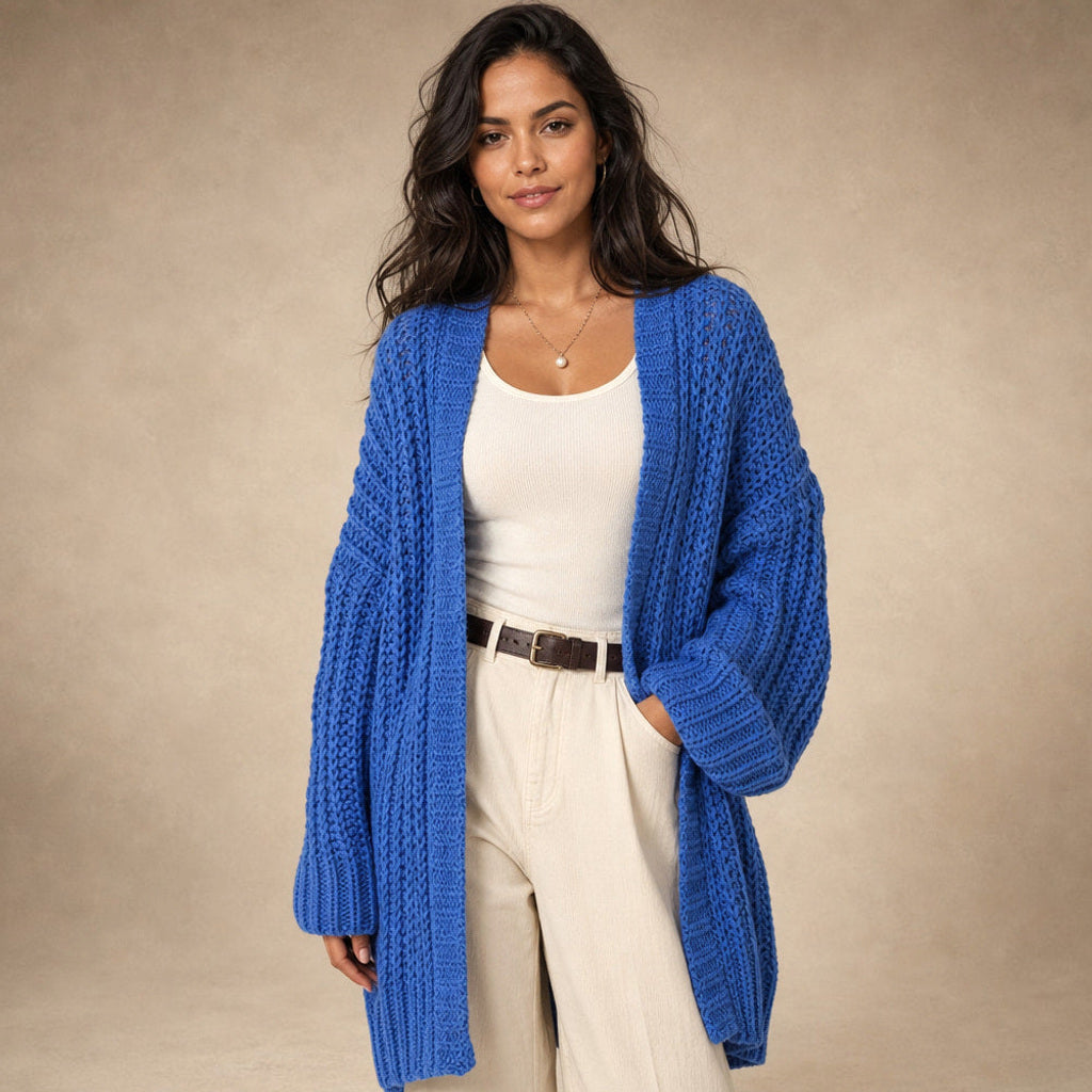 Hildwinde | Oversize-Strickjacke mit Seitenschlitzen Blau in Blau – Premium Editorial