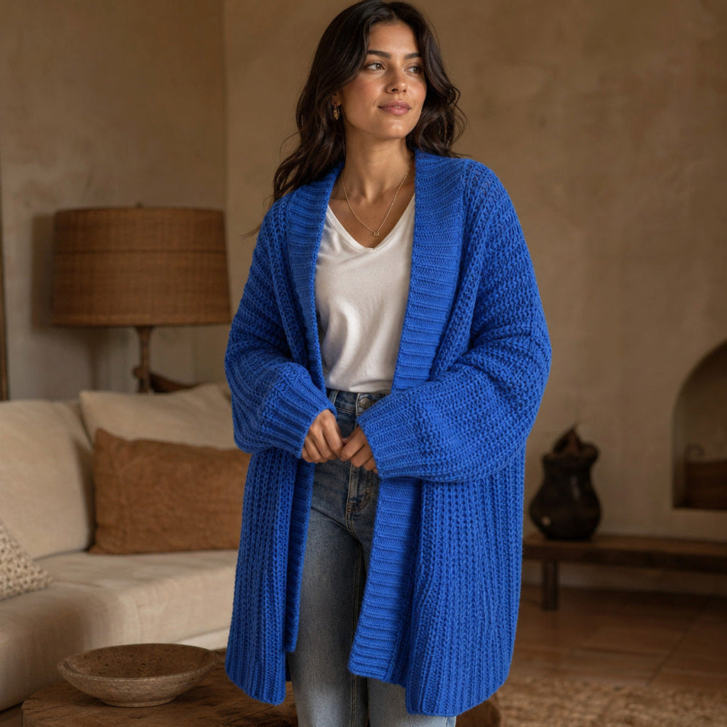 Hildwinde | Oversize-Strickjacke mit Seitenschlitzen Blau Blau – Gestyltes Editorial-Foto