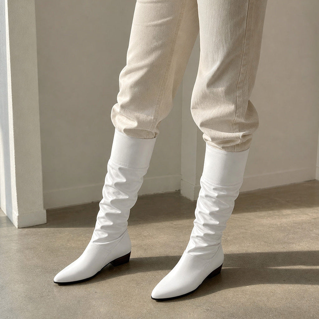 Hildwine | Overknee Stiefel mit gerafftem Schaft und Spitzkappe – Gestyltes Editorial-Foto