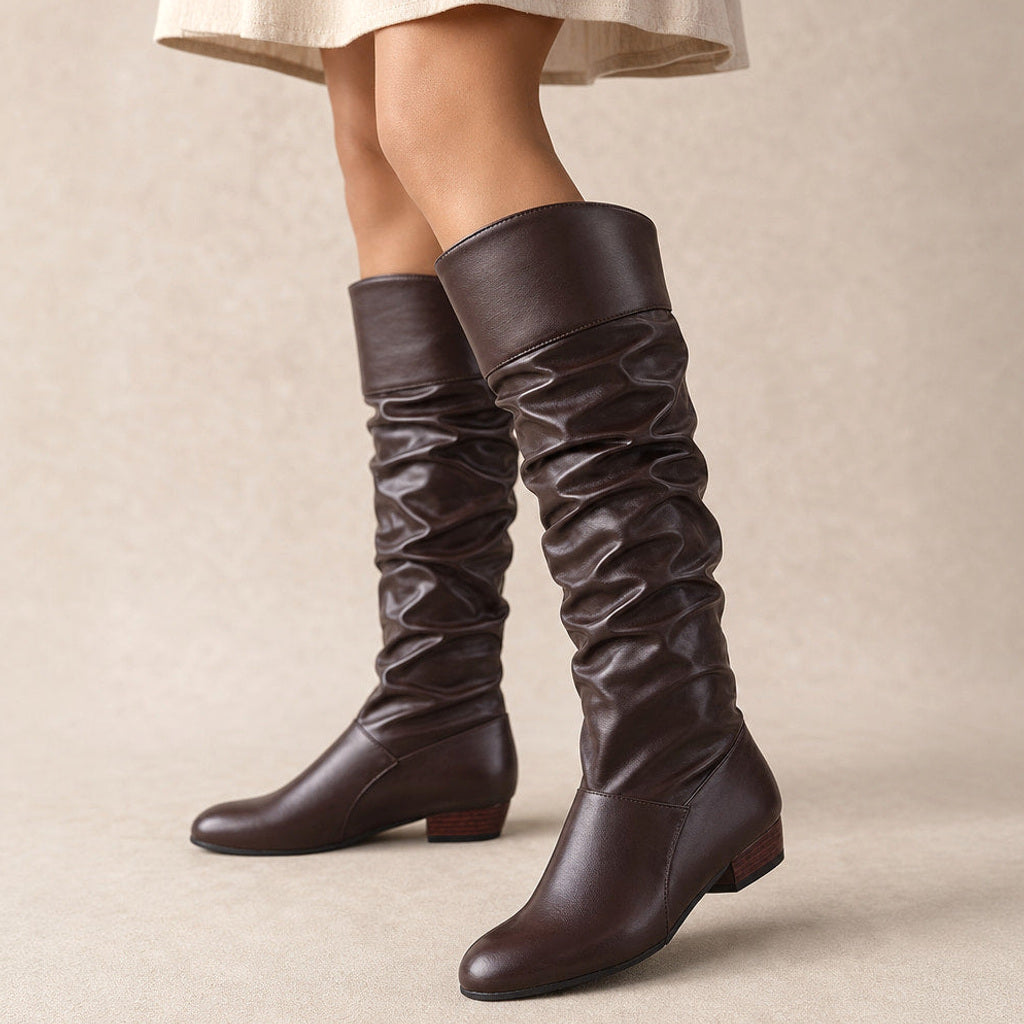 Hildwine | Overknee Stiefel mit gerafftem Schaft und Spitzkappe Braun – Produktfoto
