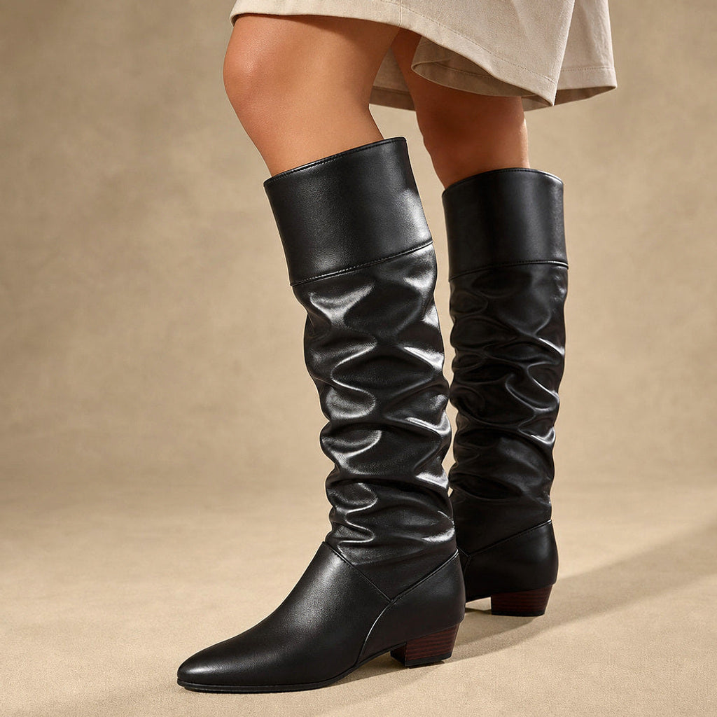 Hildwine | Overknee Stiefel mit gerafftem Schaft und Spitzkappe Schwarz – Produktfoto