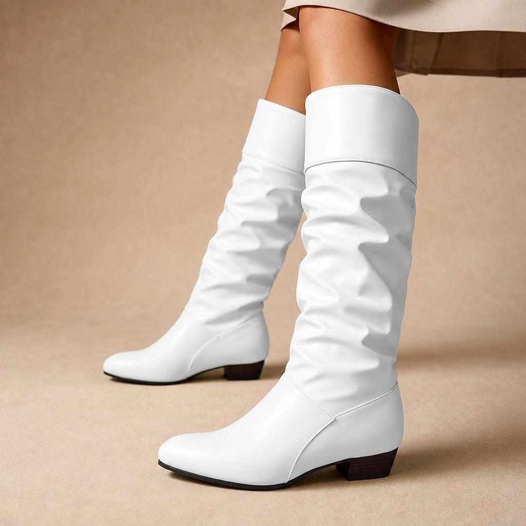 Hildwine | Overknee Stiefel mit gerafftem Schaft und Spitzkappe – Premium Editorial