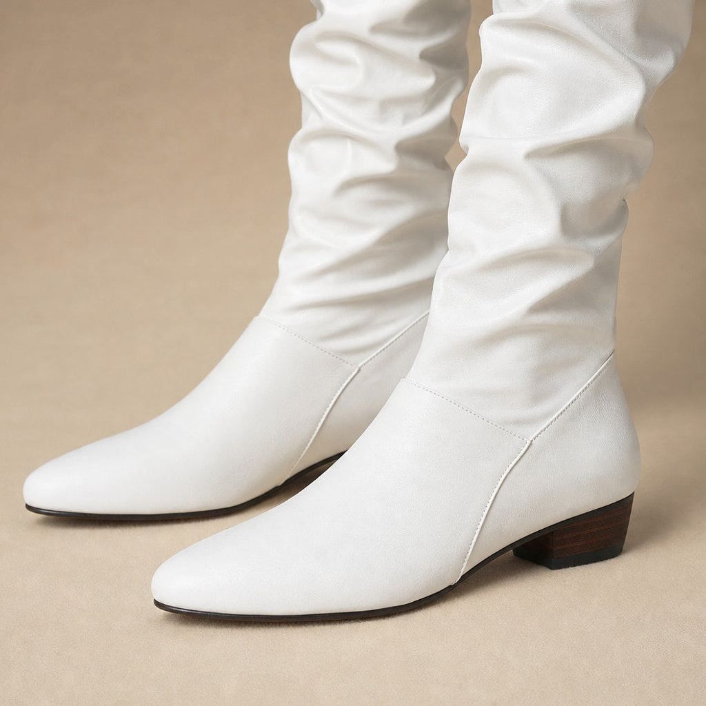 Hildwine | Overknee Stiefel mit gerafftem Schaft und Spitzkappe Weiß – Stoff- und Detailaufnahme