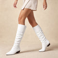 Hildwine | Overknee Stiefel mit gerafftem Schaft und Spitzkappe Weiß – Produktfoto